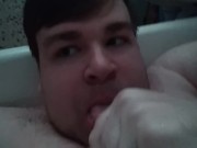 Артем сосет сам себе дрочит ногами лижет ноги в ванной self suck autofellatio self footjob