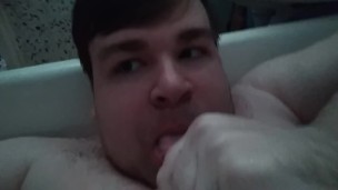 Артем сосет сам себе дрочит ногами лижет ноги в ванной self suck autofellatio self footjob
