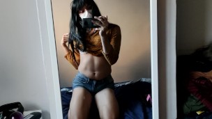 Cute  com tesão mostrando pau, tocando e gozando em si mesma