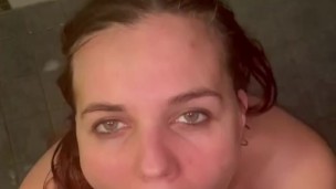 девка играет с киской и дает поиграть своему другу с попкой и смачно сосет