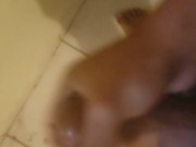 Me masturbo en el cuarto de mi hermanastra mientras ella esta en la sala