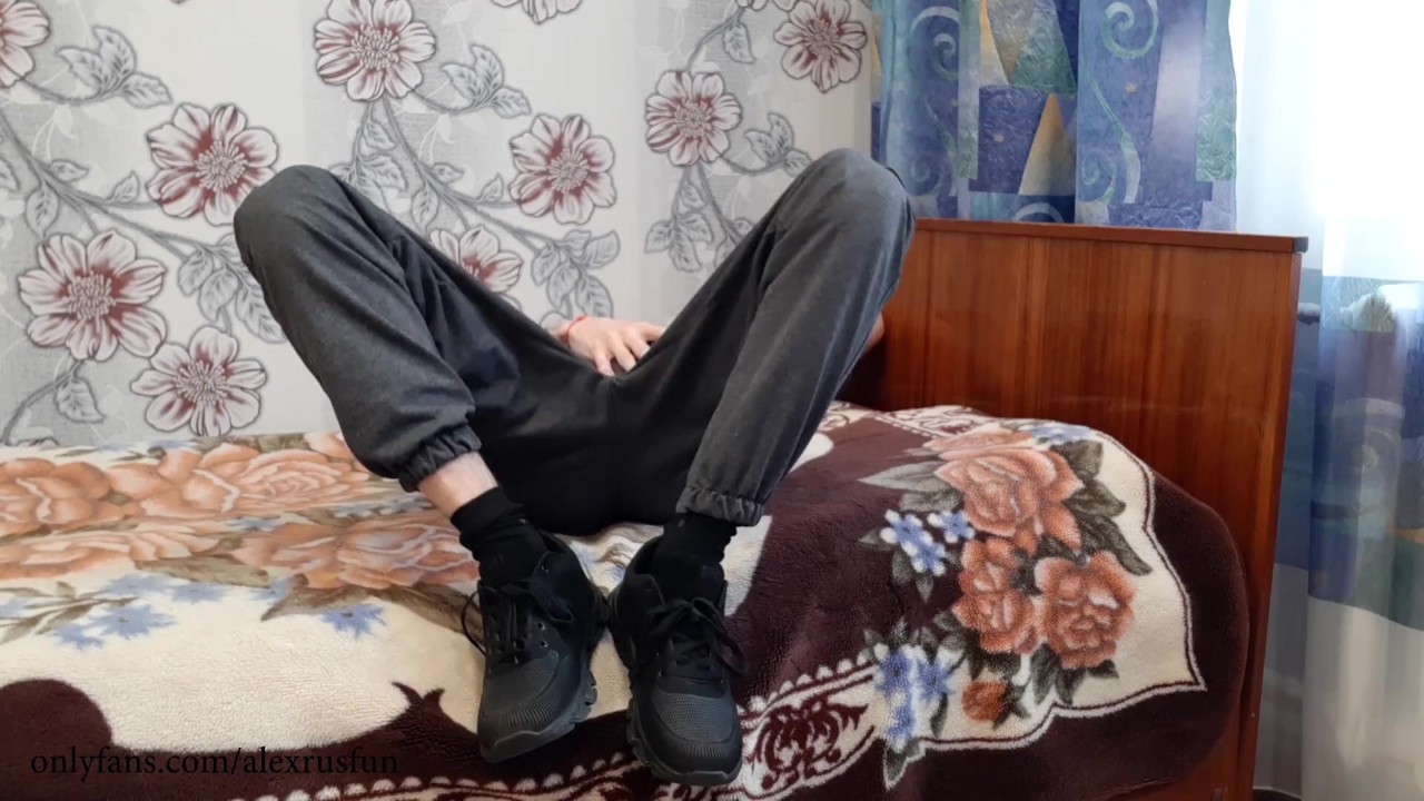 Русский спортивный пацан в кроссовках дрочит свой большой хуй - RedTube