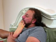 Ebony Girl mi fa una sega, mi bacia ma poi si fa leccare i piedi per non dirlo a mia moglie. Femdom 10/16