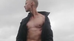 Парень дрочит в центре города. Публичный дроч