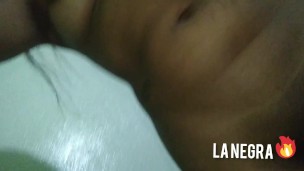 CASERO MORENA LATINA MUESTRA SU CULO GRANDE, MORENA BIG ASS