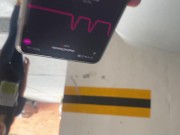 Caminamos por el parqueadero con el Lush activado, miren su reacción! 15/16