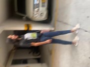 Caminamos por el parqueadero con el Lush activado, miren su reacción! 6/16