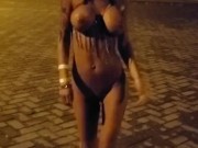 РУССКАЯ ШЛЮХА ГУЛЯЕТ ГОЛОЙ ПО НОЧНОМУ ГОРОДУ 4/16