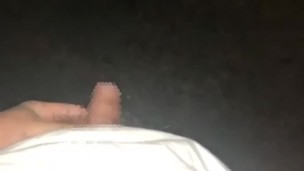 夜の公園で露出立ちション！ベンチの上からいっぱい放尿しちゃいます。