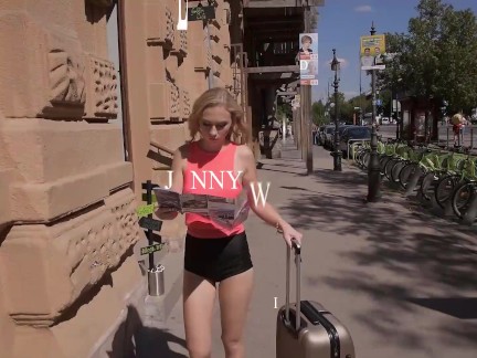 Jenny Wild svádí kluka přímo na ulici