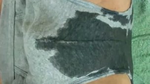 Im Liegen in die Unterhose gepullert