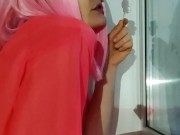 Милая малышка Lika сосет конфетку и играет со своей сладкой дырочкой 1/16