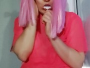 Милая малышка Lika сосет конфетку и играет со своей сладкой дырочкой 3/16