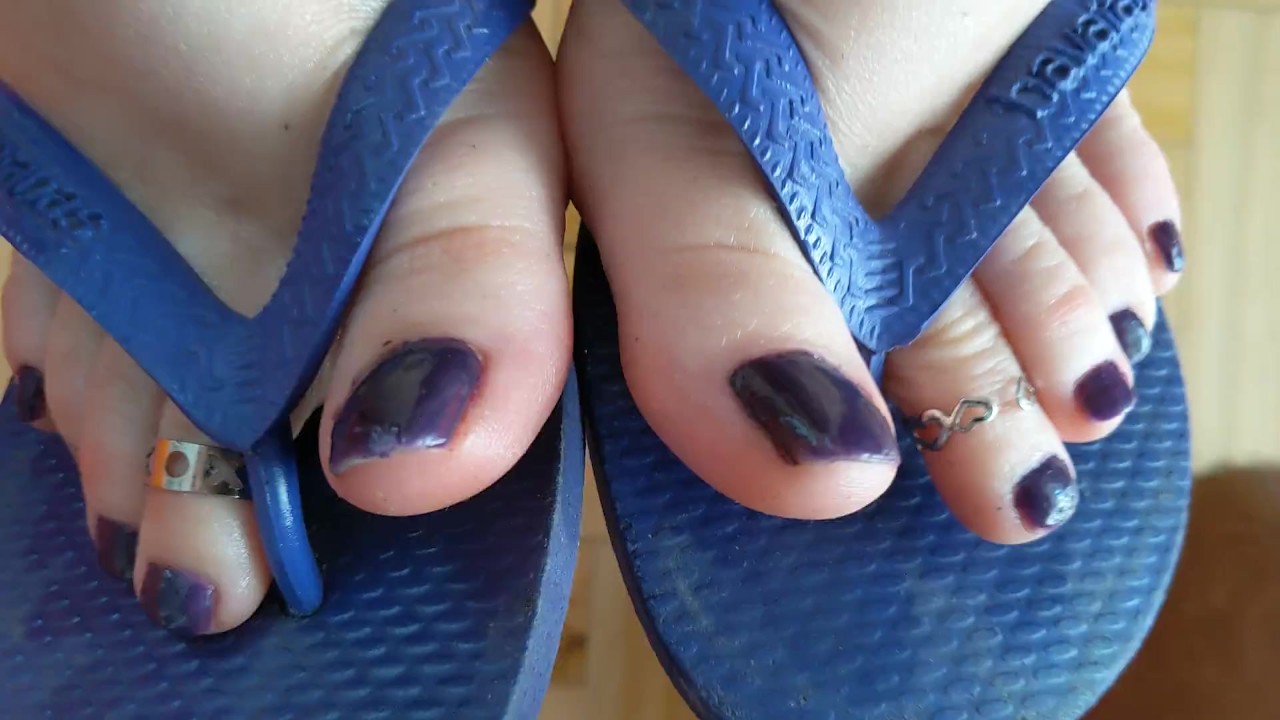Dirty footjob with adorned feet (toe rings, anklet, purple nail polish) + cum show in flip flops  - Video di sesso gratis - RedTube