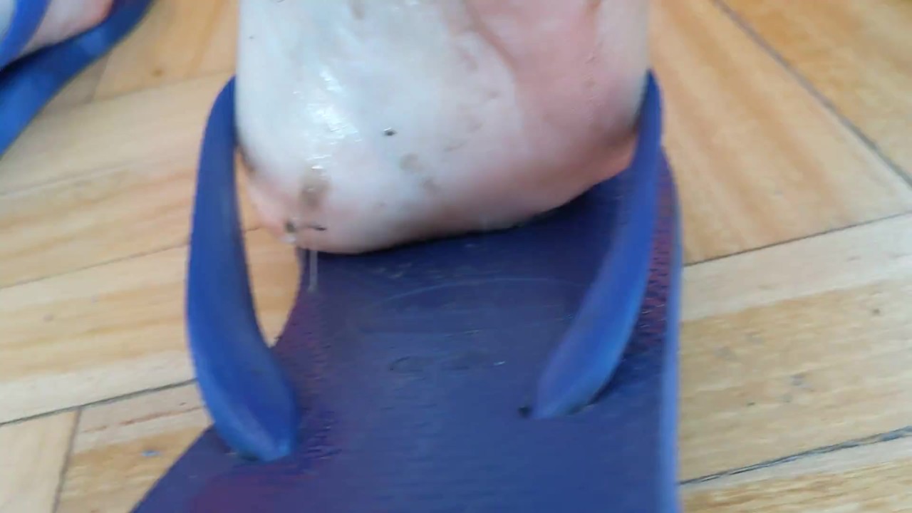 Dirty footjob with adorned feet (toe rings, anklet, purple nail polish) + cum show in flip flops  - Video di sesso gratis - RedTube