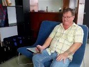 Le client de la firme baise une stupide secrétaire. Baise dans la bouche et la chatte. 1 15/16