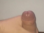 Парень дрочит хуй крупным планом