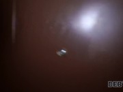 DEBT4k. Une ado aux lèvres sensuelles laisse l'agent de recouvrement utiliser sa chatte 1/16