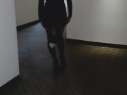 Flaquita caminando con plug anal de zorra AriRokSex