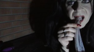 Trangirl está em Chastity bebida de seu preservativo em público