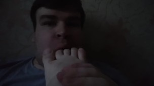 Артем сам себе лижет ноги self suck autofellatio self footjob