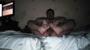 Артем сосет сам себе дрочит ногами лижет ноги self suck autofellatio self footjob