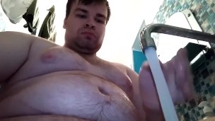 Артем дрочит ногами сам себе в воде self suck autofellatio self footjob