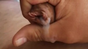 Gordo se másturba y se saca la leche