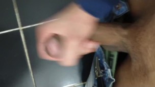 Cascandomela en el baño