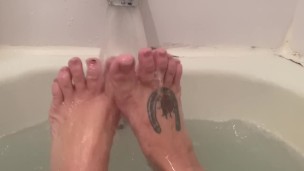 Soaked Feet in the Tub - AyeAllie wrinkly wet toes, foot play, bath show footslut