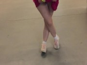 Свечу киской и попкой в магазине в юбке без трусиков 11/16