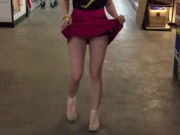 Свечу киской и попкой в магазине в юбке без трусиков 5/16