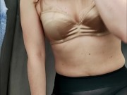 Делаю фистинг глотки, в тот момент когда в соседних примерочных люди 2/16