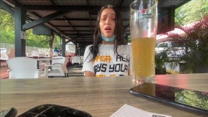 controle exuberante em público, as pessoas veem minhas reações em um bar