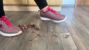 Angel zertritt deinen Kuchen mit ihren 86 Kg in Sneakers zu Brei
