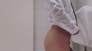 多目的トイレでディルドアナニー　ディルドをズッポリ