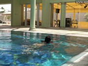 Underwater stripping and seducing by Jessica 15/16