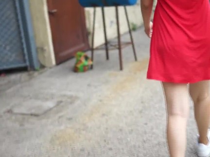 Mi chica muy nerviosa se desnuda y se masturba en la aerovía (completo)