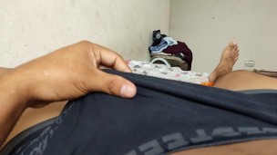 Aburrido me la corro en mi cuarto