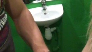 Быстрый секс с блондинкой в туалете кафе
