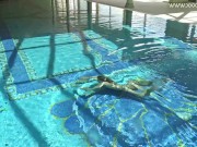 Swimming pool babe strips naked and gets horny underwater 12/16
