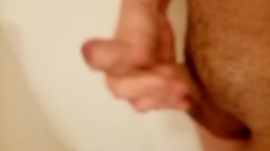 Twink se masturbe dans la salle de bain