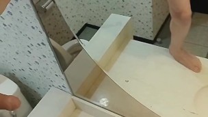 おっきな鏡の前でノーハンドおしっこ！