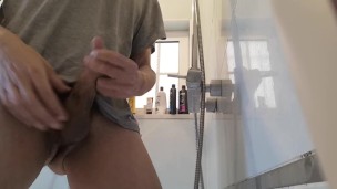 Smooth daddy jerking off close-up vid