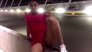 Puta no puede contener su gran chorro en el puente de la novena