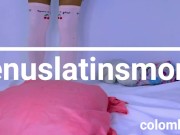 Chica latina en uniforme escolar follando su almohada y casi la descubre su hermanastro 1/16