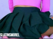 Chica latina en uniforme escolar follando su almohada y casi la descubre su hermanastro 14/16