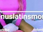 Chica latina en uniforme escolar follando su almohada y casi la descubre su hermanastro 2/16