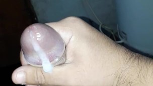 ME MASTURBO- en el baño de mi TRABAJO en el almuerzo 