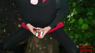 Sexy parodia Sabrina Spellman, risolve il cubo di Rubik mentre fa un pompino nel bosco! Jenny Pink